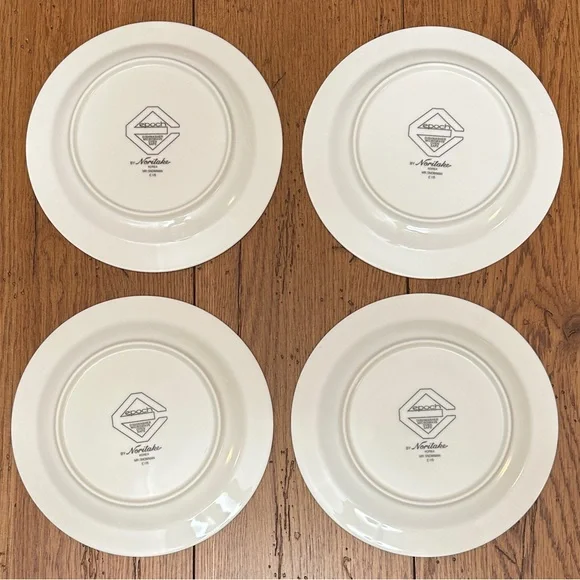 Epoch by Noritake Mr Snowman Blue and White Holiday Plate Set - Picture 6 of 10